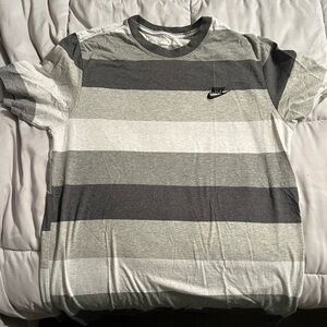 Men’s Nike striped tee - size M
